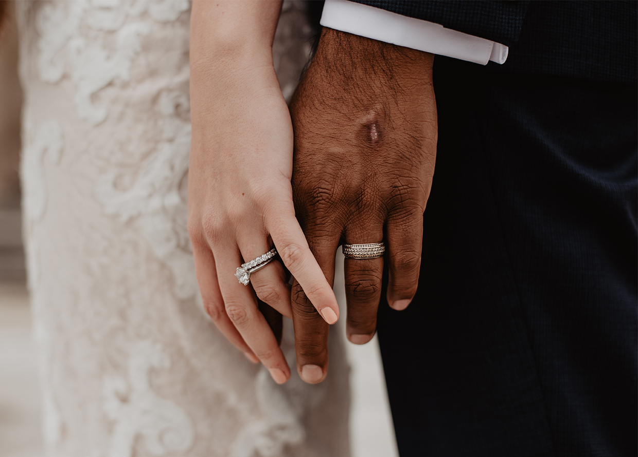 چرا حلقه ازدواج را در دست چپ می‌اندازیم؟ یک رسم باستانی با معانی زیبا 💍